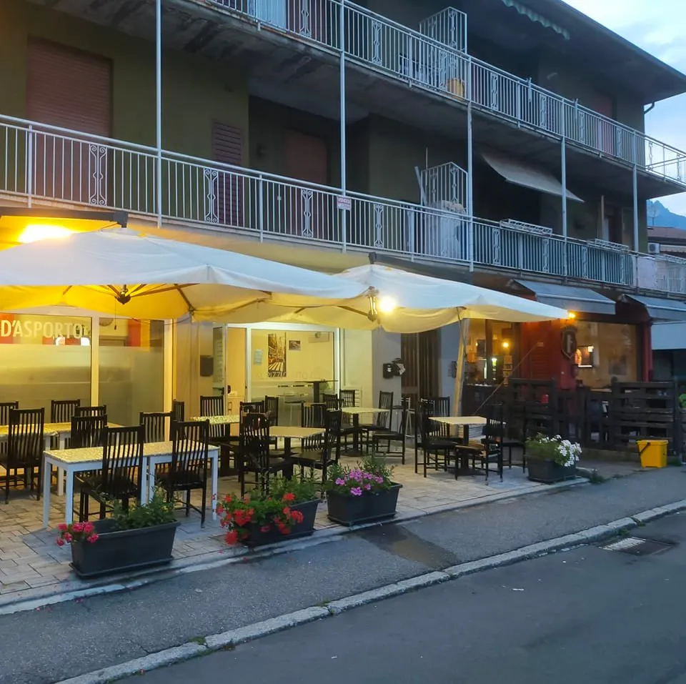 Esterno di Al Pizzicotto Bienno la sera