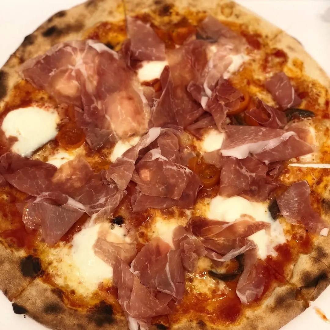 Pizza con prosciutto crudo